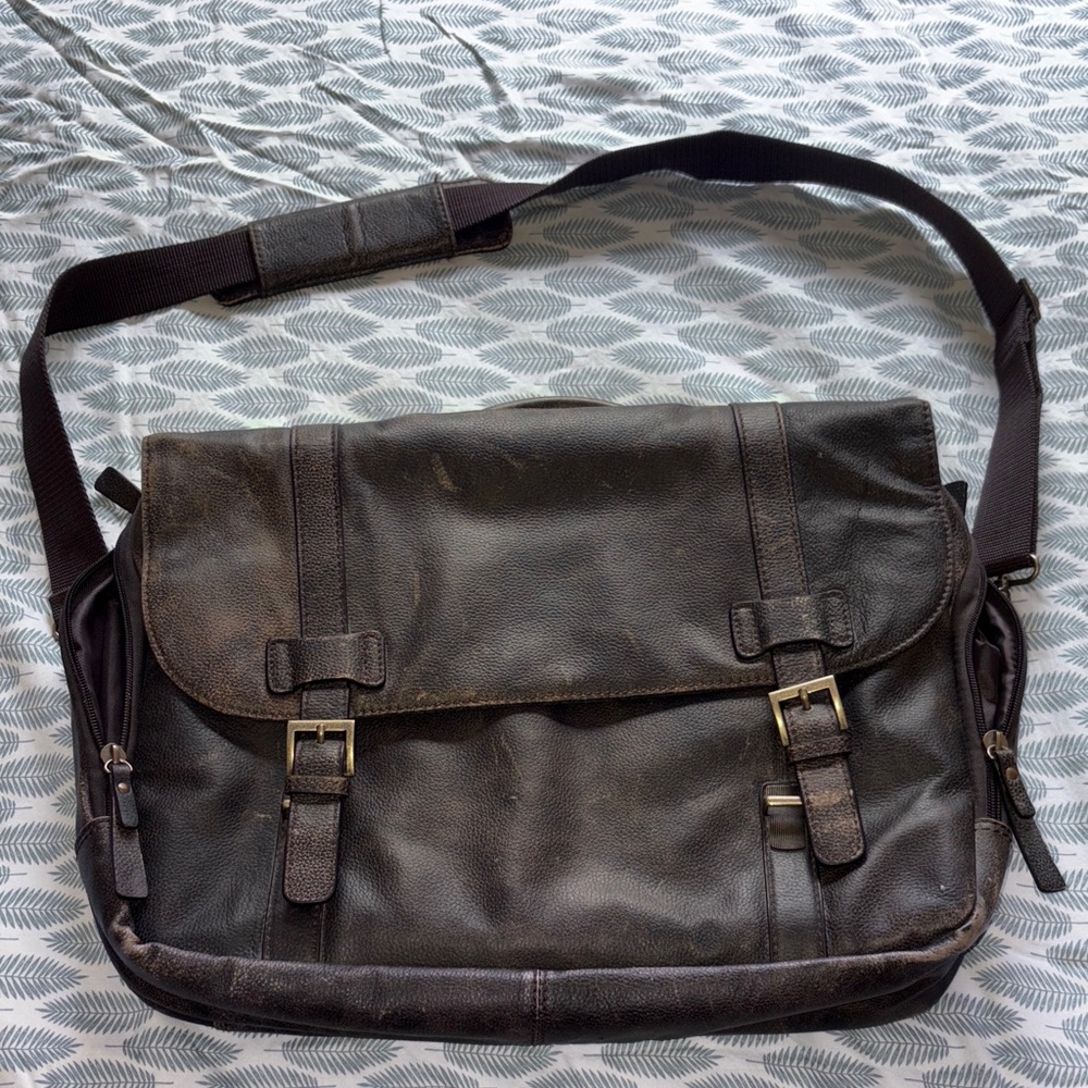 Black Rivet Dark Leather Messenger Bag